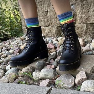 Dr. Martens Shoes Leona Boot SZ 6